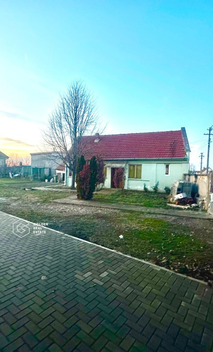 Teren 530 mp cu utilitati, constructie 3 camere cu centrala proprie,zona Poltura