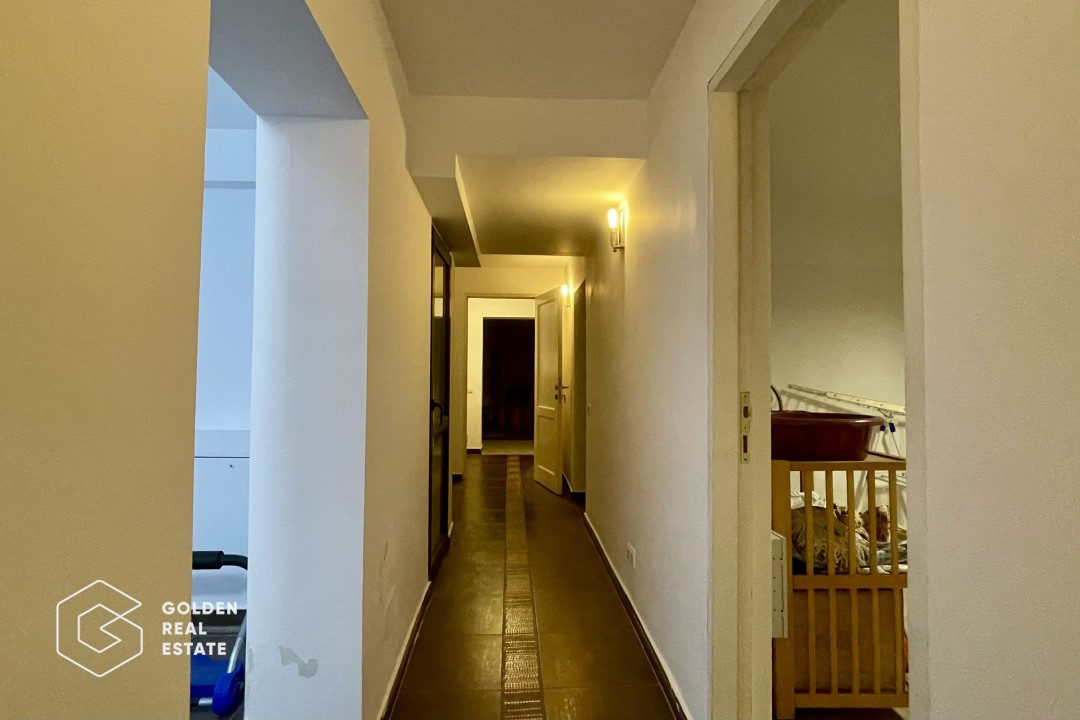 Apartament cu 5 camere și demisol mare, 2 bai, intrare separată