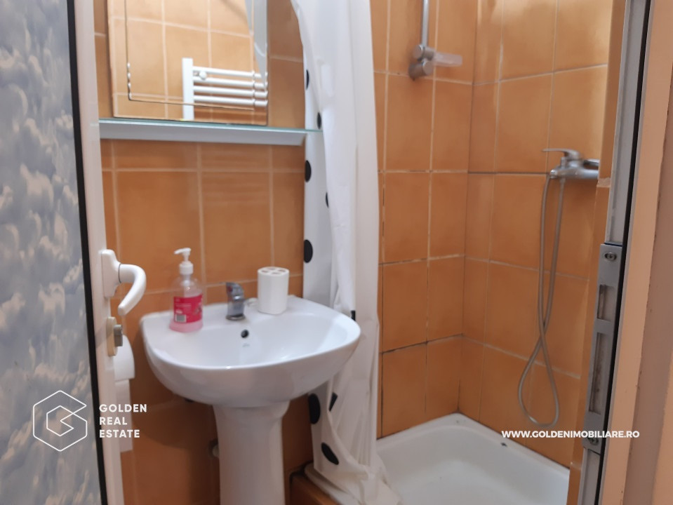  Casa mare, cu 4 apartamente a cate 1, 2, 3 și 4 camere fiecare