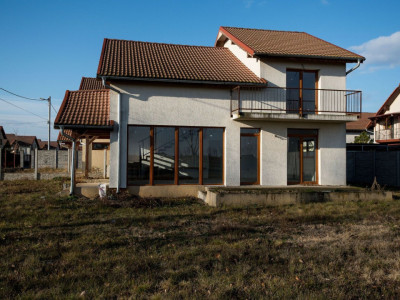 Casa finisata, 3 dormitoare, 3 băi, teren 450 mp, in Pecica