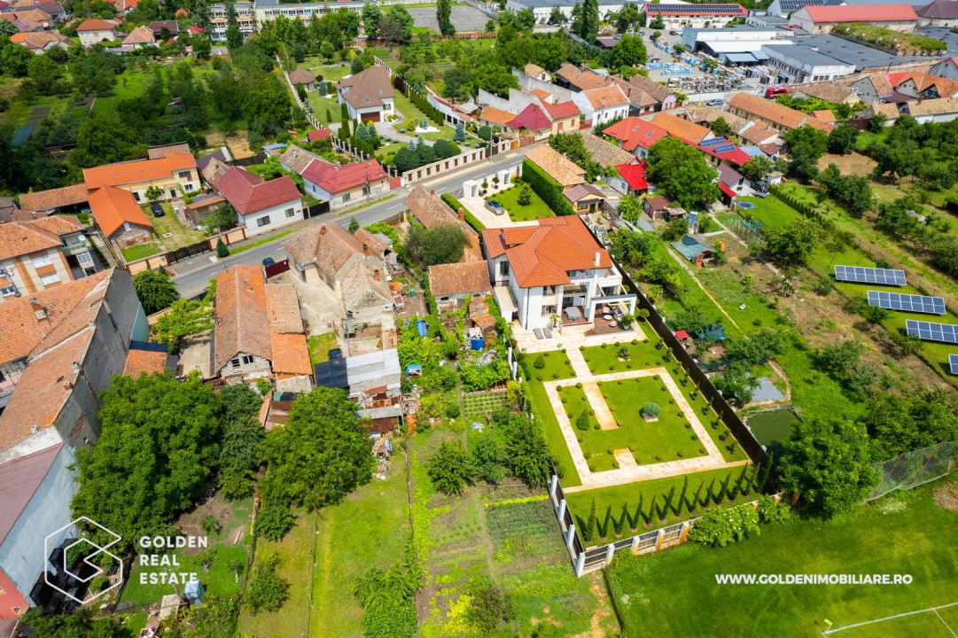 Teren intravilan cu casa demolabila, aproximativ 2000 mp, zona Aradul Nou