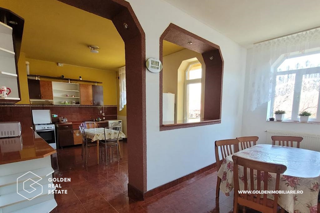 Casa tip duplex cu mult spatiu interior, 8 camere, zona Gai