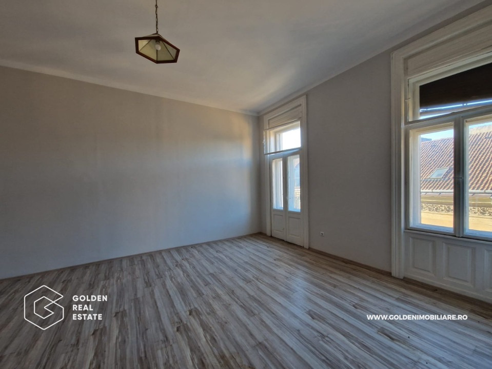 Apartament 3 camere renovat, ultracentral, etaj 3, cladirea Catedralei Catolice