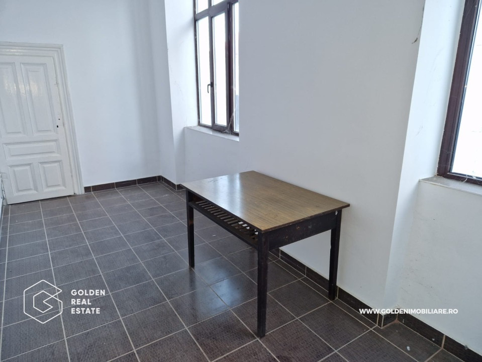 Apartament 3 camere renovat, ultracentral, etaj 3, cladirea Catedralei Catolice