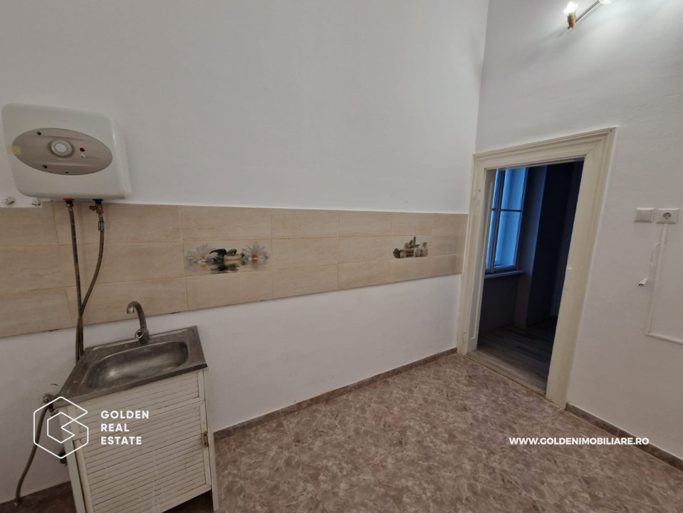 Apartament 3 camere renovat, ultracentral, etaj 3, cladirea Catedralei Catolice