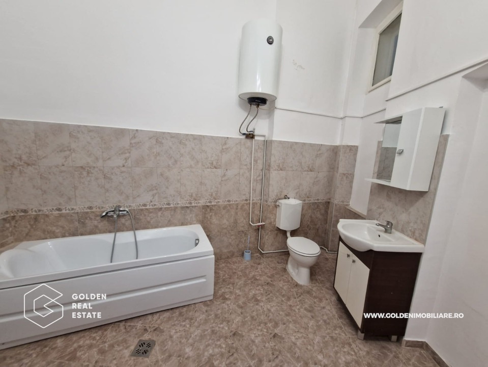 Apartament 3 camere renovat, ultracentral, etaj 3, cladirea Catedralei Catolice