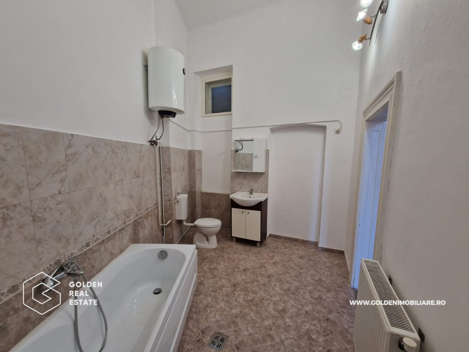 Apartament 3 camere renovat, ultracentral, etaj 3, cladirea Catedralei Catolice