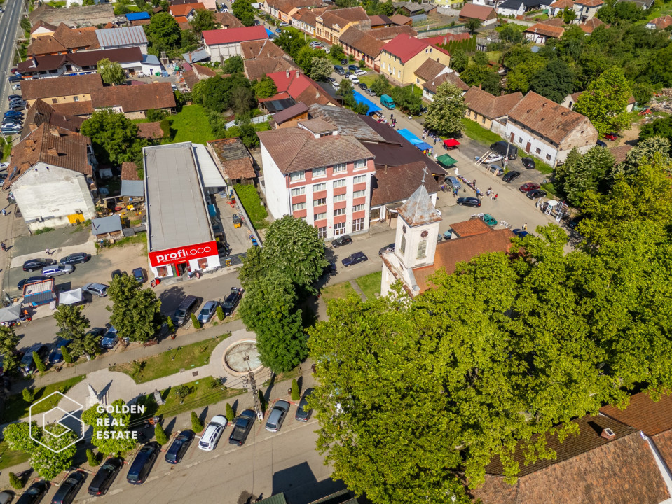 Cladire cu 24 camere, langa Castelul Regal Savarsin