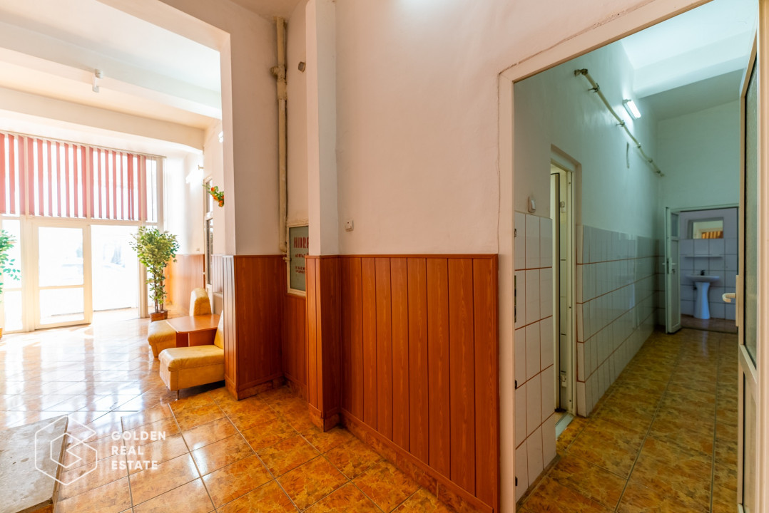 Cladire cu 24 camere, langa Castelul Regal Savarsin