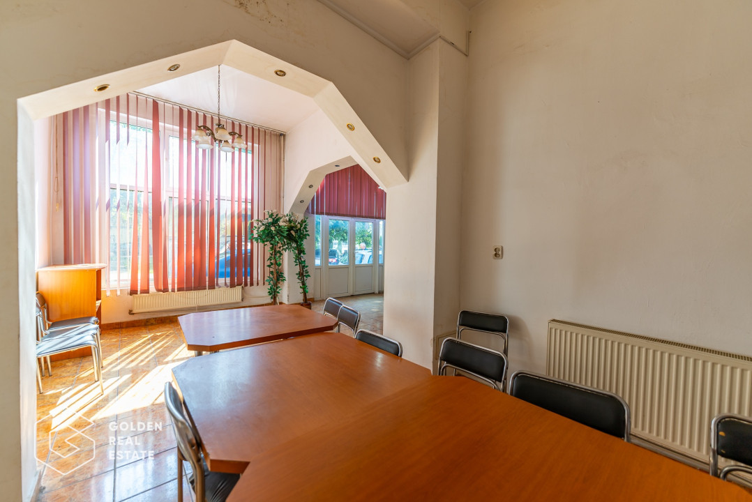 Cladire cu 24 camere, langa Castelul Regal Savarsin