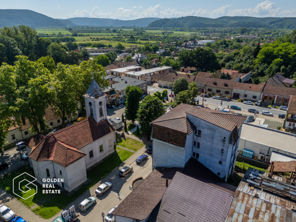 Cladire cu 24 camere, langa Castelul Regal Savarsin