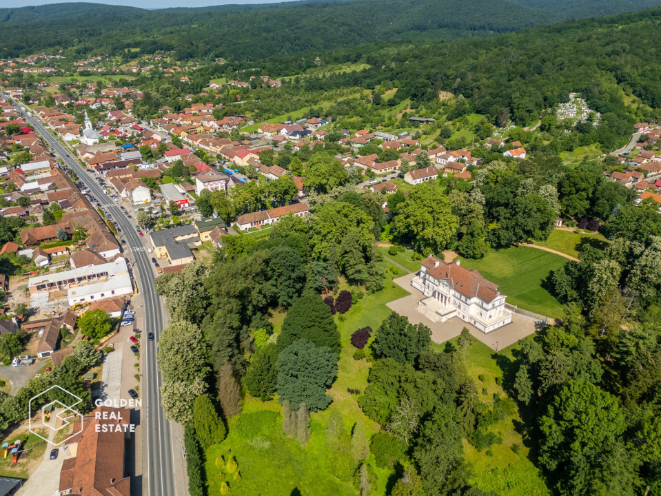 Cladire cu 24 camere, langa Castelul Regal Savarsin