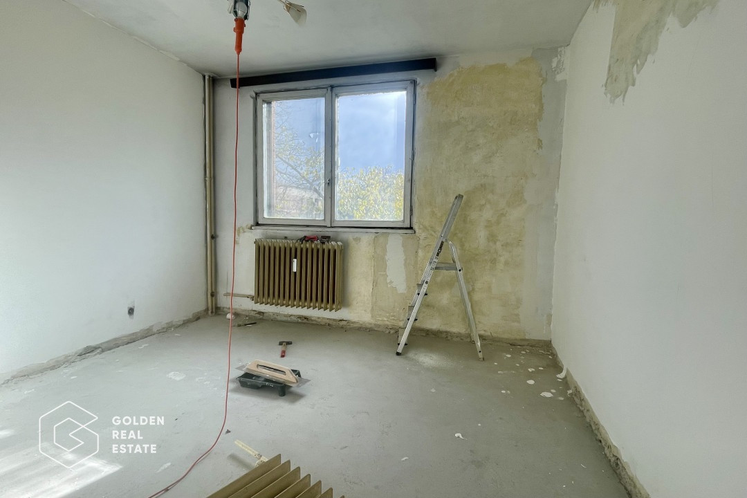 Apartament 3 camere, 2 bai, 2 balcoane, pregatit pentru renovare,  Zona Titan